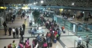 سلطات مطار القاهرة تضبط 52 هاربًا من تنفيذ أحكام قضائية