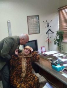 رئيس مدينة طوخ يقبل رأس سيدة تعدى عليها موظف أثناء بيعها برسيم بالسوق