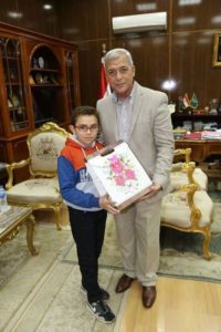 : الطفل عبد الرحمن يقدم مصحف وسجادة صلاة هدية لمحافظ المنوفية