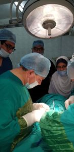 وكيل وزارة الصحة بالمنوفية يجرى عملية جراحية لطفل بمستشفى الشهداء المركزى أثناء تفقده لمبادرة 100 مليون صحة