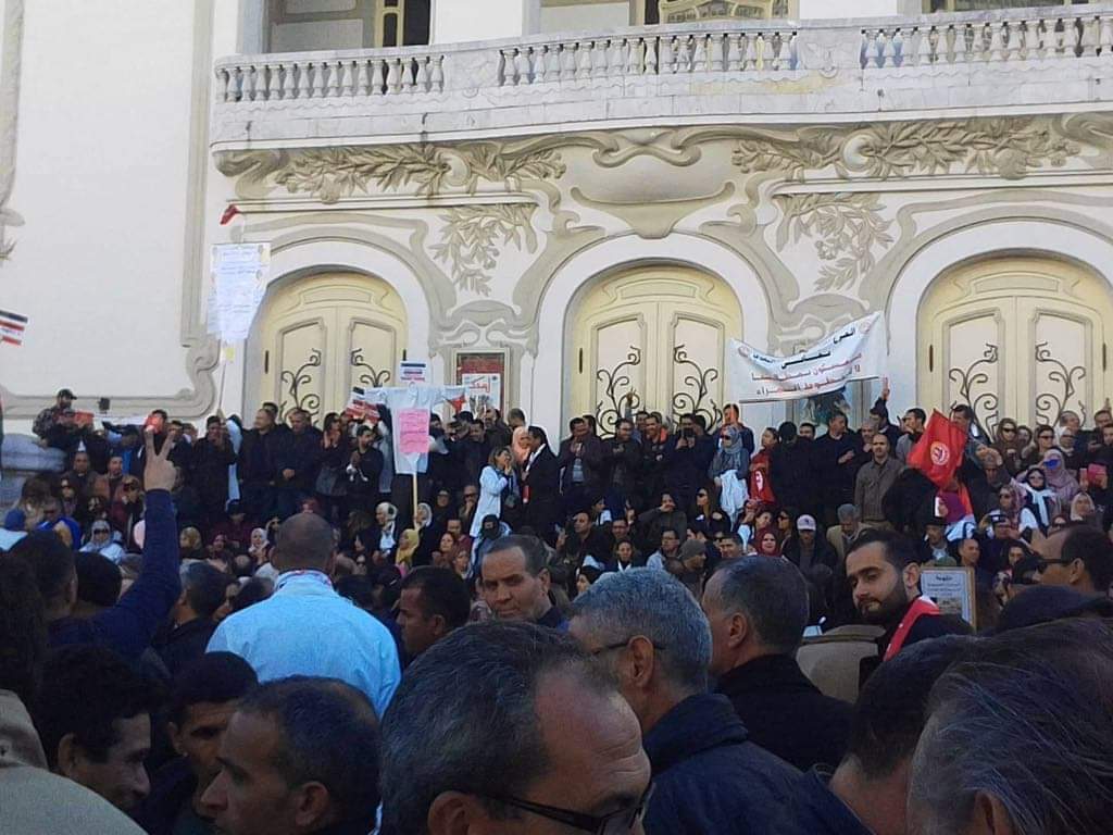 الأساتذة تصعيد ضد وزير التربية ووقفة وسط العاصمة التونسية
