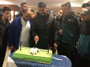 لاعبو الاتحاد وجهازهم الفني يحتفلون بعيد ميلاد مهاجم الفريق (جدو ) في معسكرهم بالقاهرة