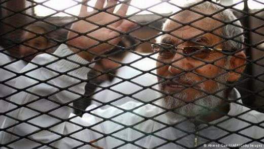 براءة مرشد الإخوان المسلمين و6آخرين في إعادة محاكمتهم بقضية 