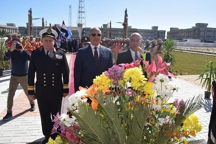 محافظ البحر الأحمر يضع إكليلاً من الزهور علي النصب التذكاري بمقابر الشهداء بالغردقة