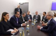 رئيس الوزراء يلتقي الرئيس التنفيذي لشركة آبل العالمية في دافوس