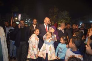 محافظ البحر الأحمر يتابع احتفالات الأهالي بالعيد القومي بممشى شارع النصر بمدينة الغردقة