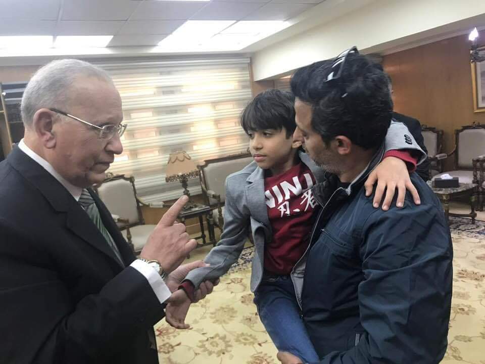 بالصور وزير العدل يلتقي والد الطفل المعتدي عليه من الكلبين