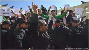 عشرات آلاف الجزائريين يتظاهرون ضد ترشح بوتفليقه لولاية خامسة،