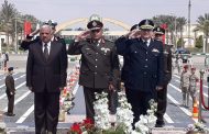 قائد الجيش الثالث ومحافظ السويس يضعان أكاليل الزهور على النصب التذكارى الجندى المجهول