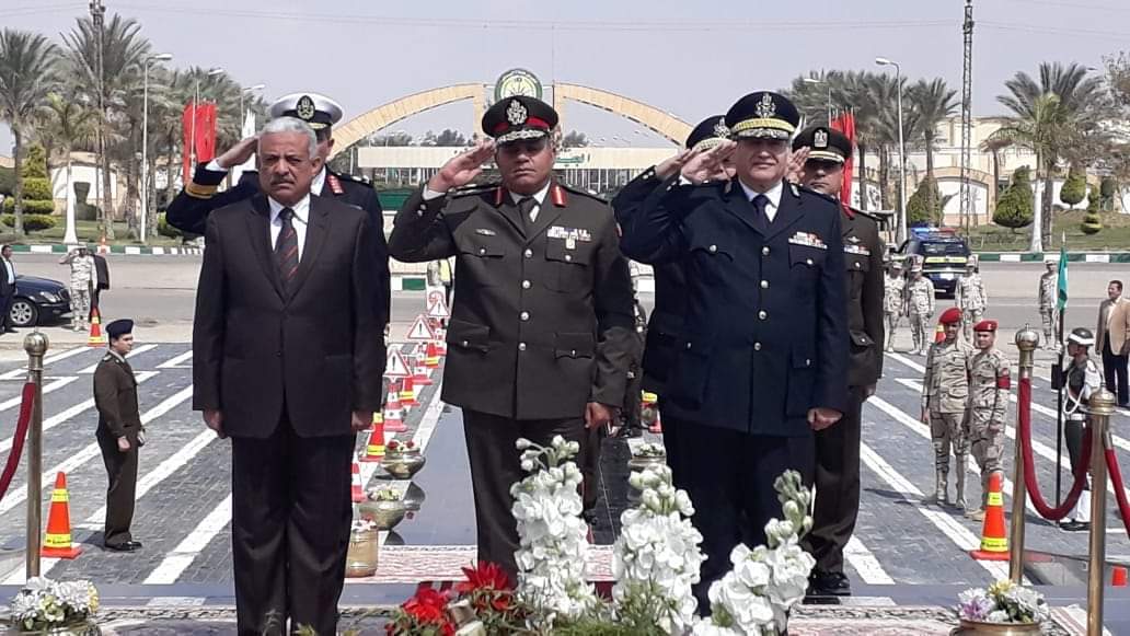 قائد الجيش الثالث ومحافظ السويس يضعان أكاليل الزهور على النصب التذكارى الجندى المجهول