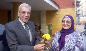 عجلان يقدم باقات الورود للأمهات بتعليم القليوبية احتفالا بعيد الأم