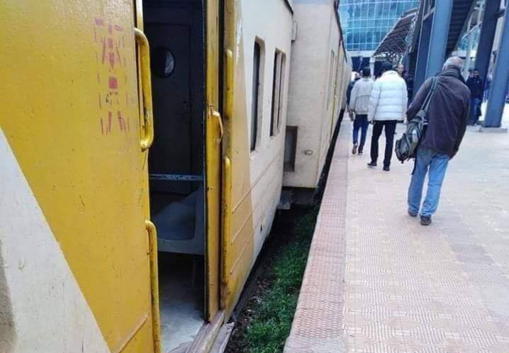 خروج قطار ابوقير عن القضبان وهيئة سكك حديد مصر تصدر بيانا صباح اليوم وتعتذر عن تأخر قطار ابوقير