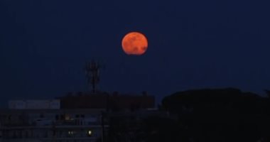 ظهور القمر الوردى فى السماء
