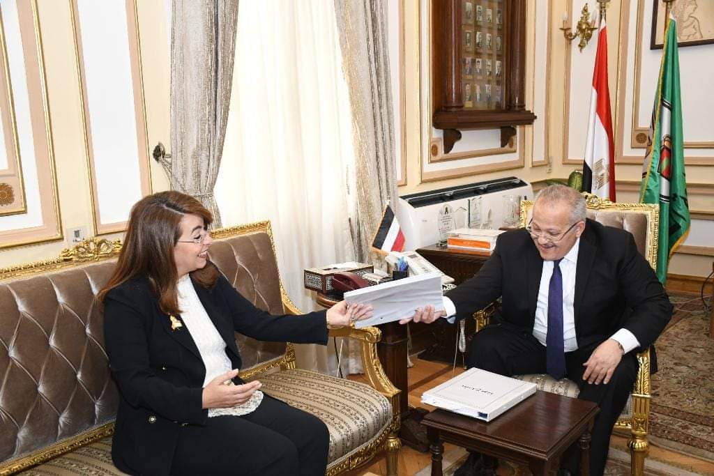 رئيس جامعة القاهرة يبحث مع وزيرة التضامن مشروع 