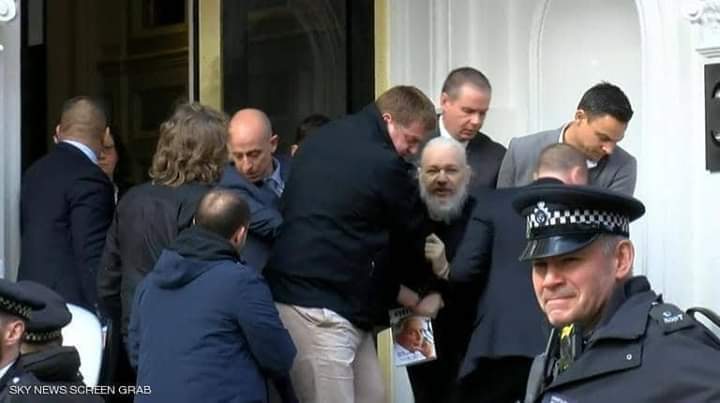 لحظة اعتقال جوليان أسانج من داخل سفارة الإكوادور فى لندن