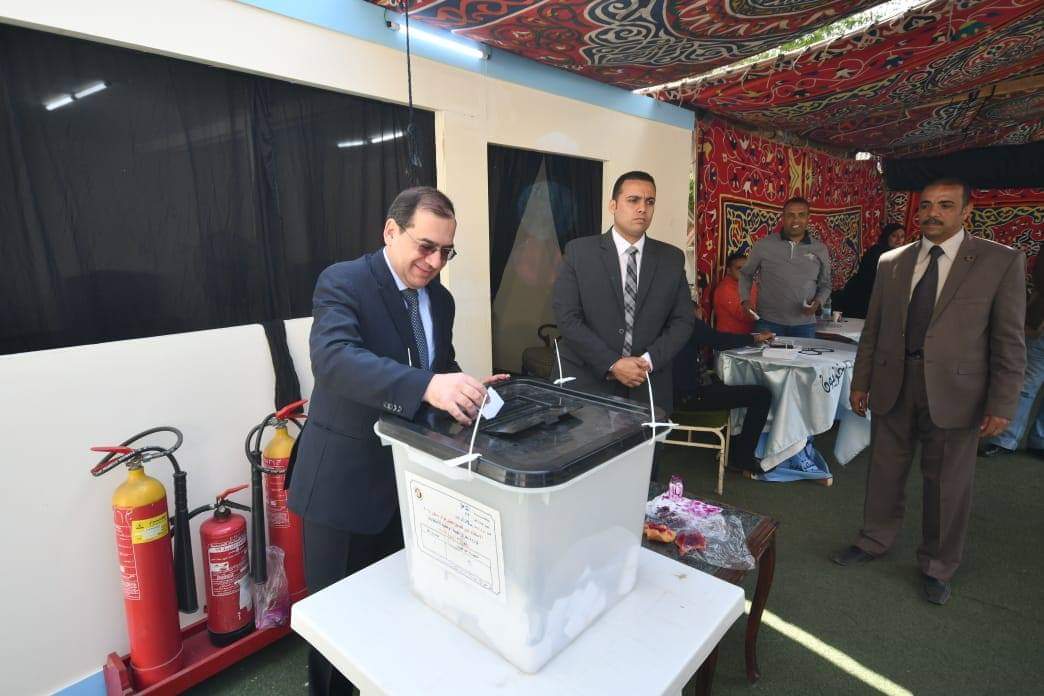 المهندس طارق الملا يدلى بصوته في الاستفتاء على التعديلات الدستورية