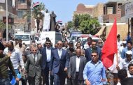 محافظ البحر الأحمر يتقدم مسيرة مؤيدة للتعديلات الدستورية بمدينة القصير