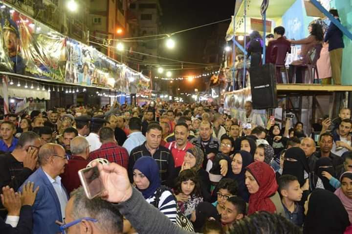 محافظ بورسعيد يقوم بجولة ميدانية ويلتقي بالمواطنين في مناطق الاحتفال بشم النسيم