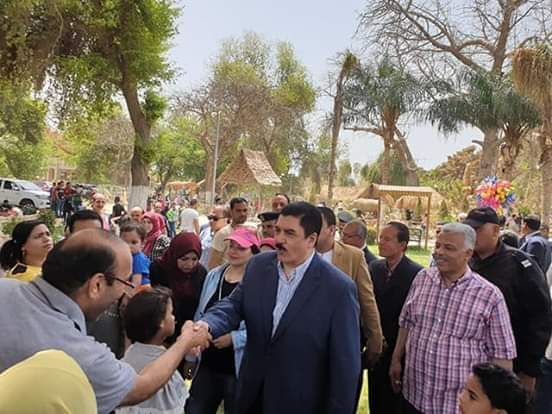 صور ...القناطر الخيرية تستقبل نصف مليون زائر في شم النسيم والمحافظ يوزع الورود على بعض الزائرين