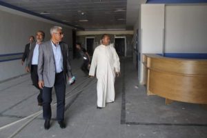 عباس منصور يتفقد مستشفى الطؤارى ويتابع وصول الأجهزة الطبية
