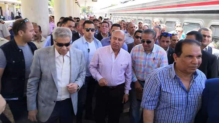 وزير النقل ومحافظ المنيا يتفقدان محطة السكة الحديد
