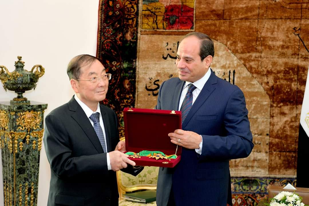 السيسي يكرم السفير الصيني سونغ آيقوه بعد نهاية عمله بالقاهرة
