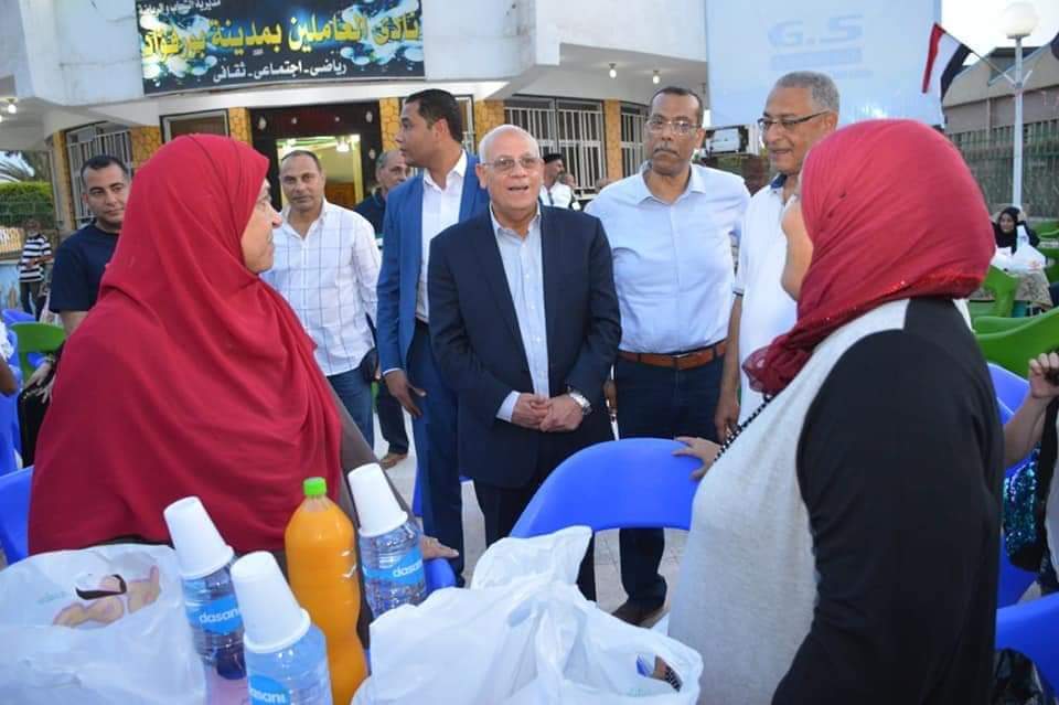 محافظ بورسعيد يشارك العاملين بمجلس مدينة بورفؤاد الافطار الرمضاني