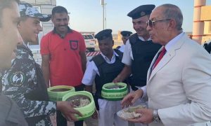 محافظ البحر الأحمر يتفقد وجبات رمضان لأفراد الأمن بكمين الاحياء