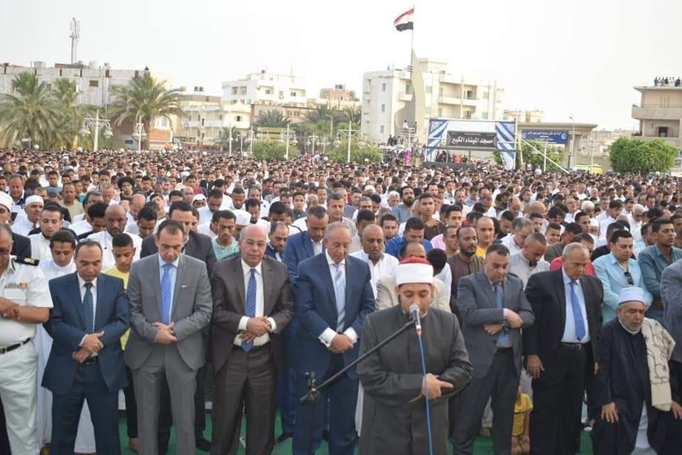 محافظ البحر الأحمر يؤدي صلاة عيد الفطر بمسجد الميناء الكبير بالغردقة وسط حشود من المواطنين