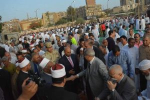 محافظ القليوبية يؤدي صلاة العيد بمسجد ناصر في بنها