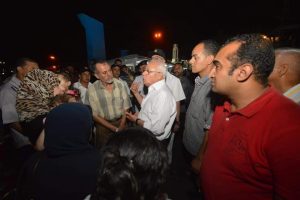 محافظ بورسعيد يلتقي بالمواطنين بمعدية بورفؤاد ويوضح لهم منظومة التامين الصحي الشامل
