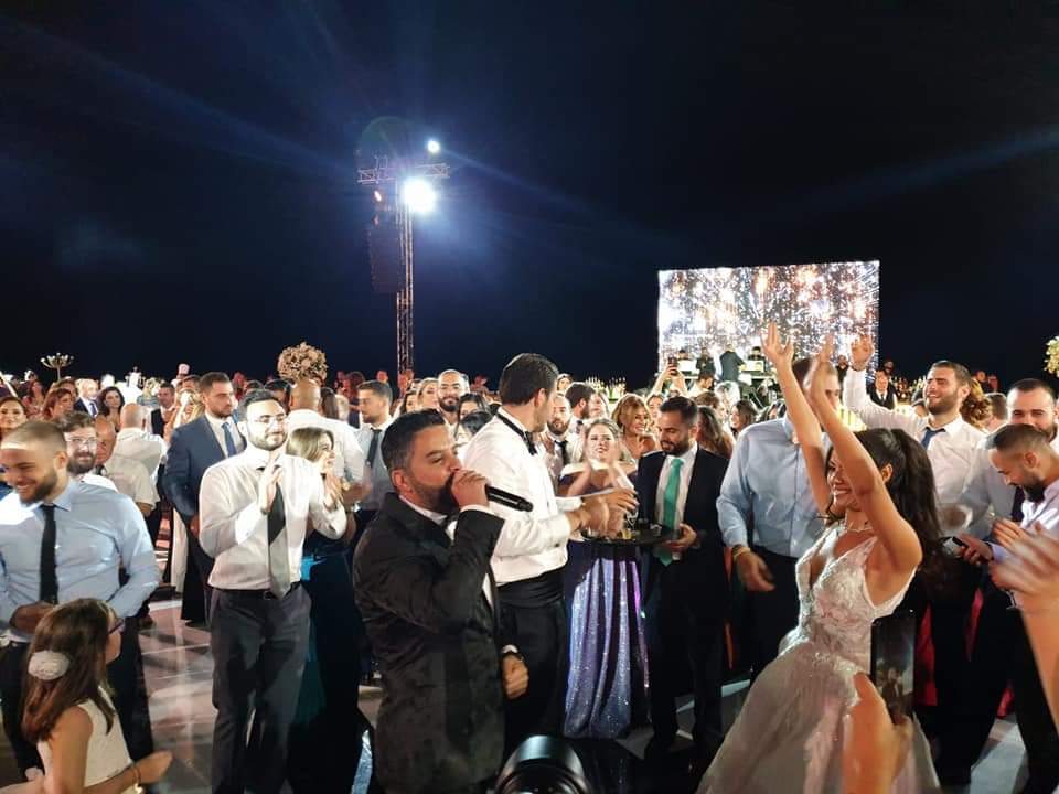 بالصور.. هشام الحاج يحيي حفلين زفاف في لبنان.