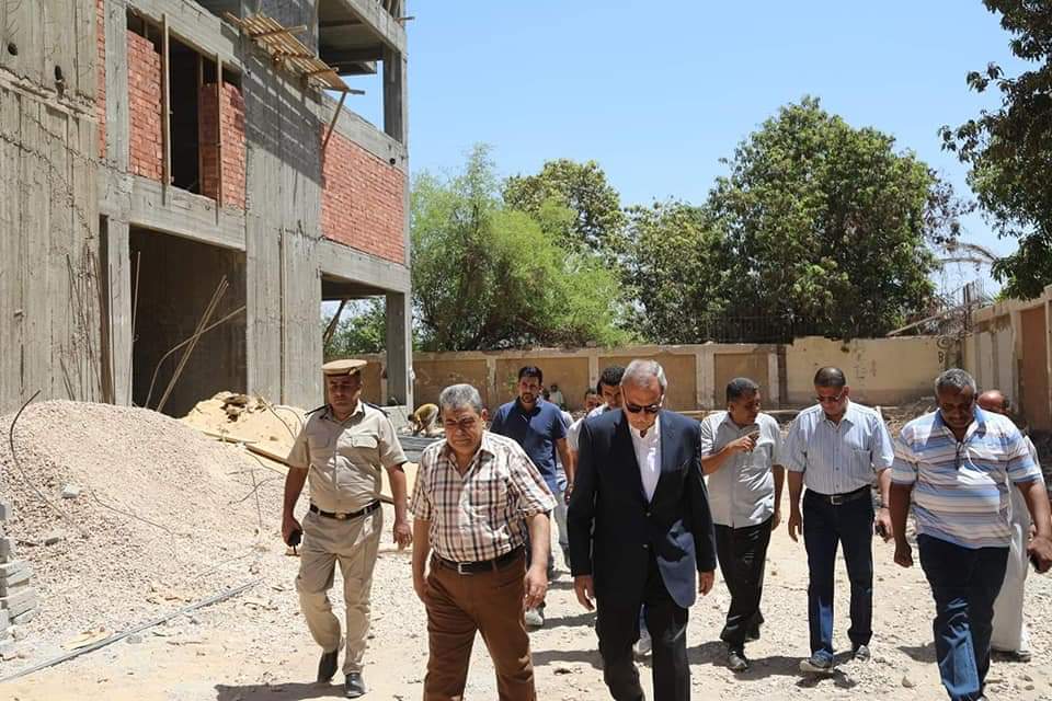 محافظ قنا يتفقد ٣ مشروعات خدمية بمدينة نجع حمادي