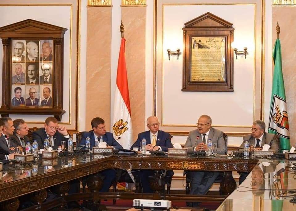 رئيس جامعة القاهرة يلتقي وفدًا روسيًا لبحث مجالات التعاون الأكاديمي