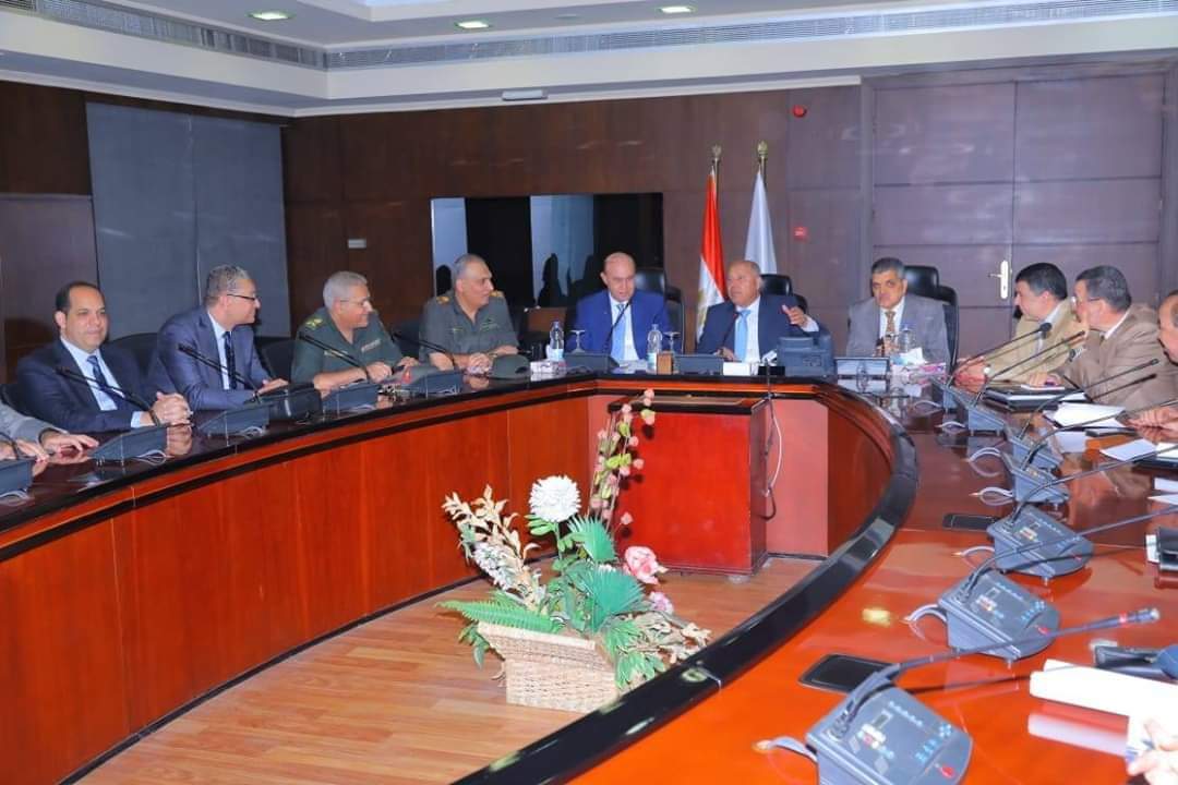 وزير النقل يعقد اجتماعاً موسعاً مع رئيس هيئة قناة السويس