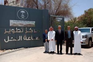 الرياض: رئيس جامعة المنوفية يتفقد مركز تطوير صناعة النحل