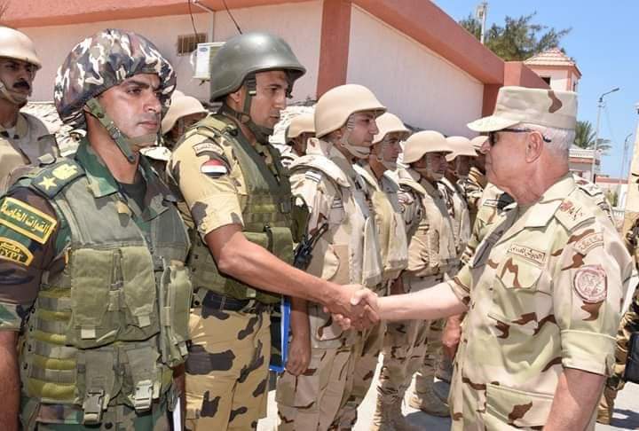رئيس أركان حرب القوات المسلحة يتفقد قوات تأمين شمال سيناء ويشيد بالروح القتالية للقوات المسلحة