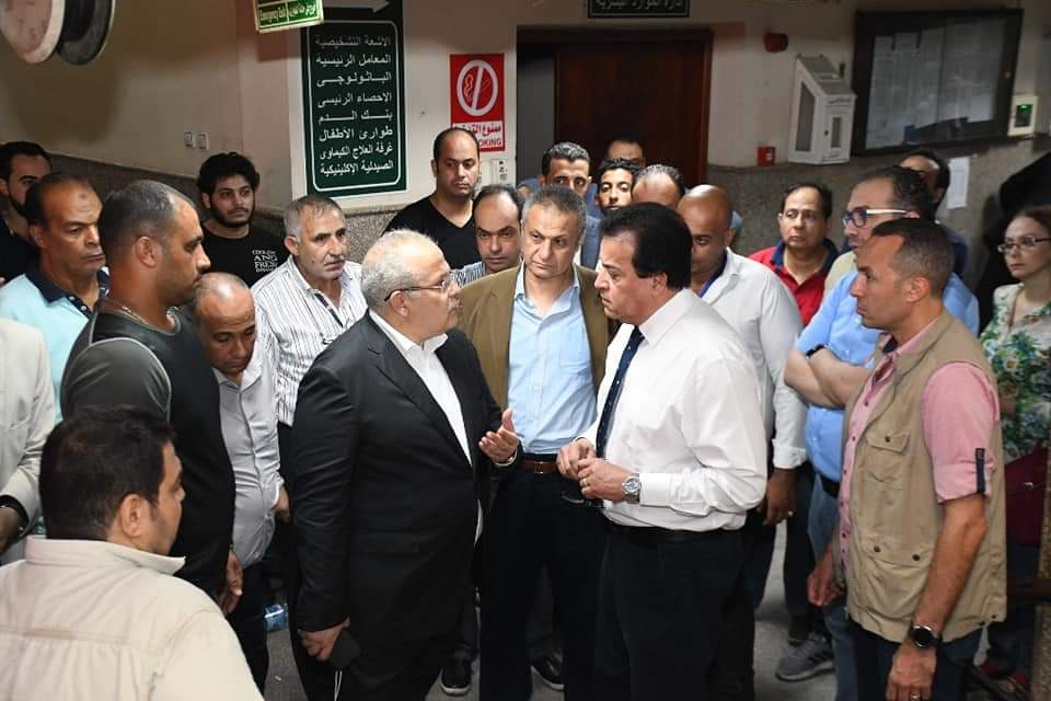 رئيس جامعة القاهرة يتابع حادث محيط معهد الأورام والمصابين حتى الصباح