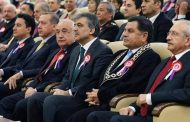 باباجان (يمين) وداود أوغلو (وسط) رفاق أردوغان السابقين