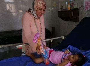 محافظ القليوبية يطمئن على الطفلة ريهام ويوجه بكافة الرعاية الطبية