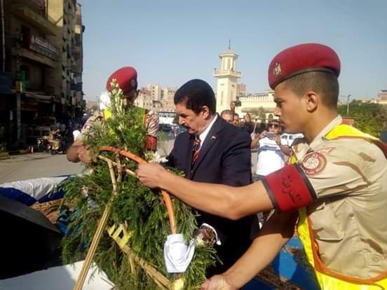 محافظ القليوبية يضع إكليلا من الزهور على النصب التذكاري للشهداء