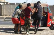عراقيون يسعفون مصابا بالتوك توك