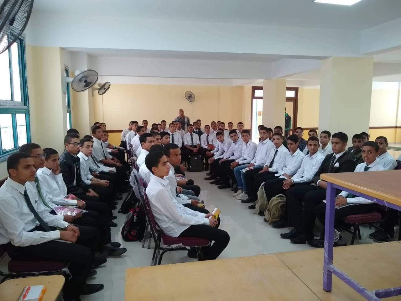 النيلي يعقد اجتماعا مع الطلاب الجدد بالمدرسة النووية بمدينة الضبعة .