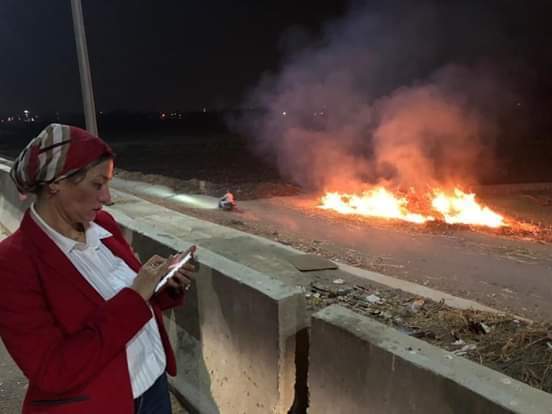 وزيرة البيئة تحرر محضرا على طريق بنها الحر لأحد المخالفين لحرق مخلفات زراعية