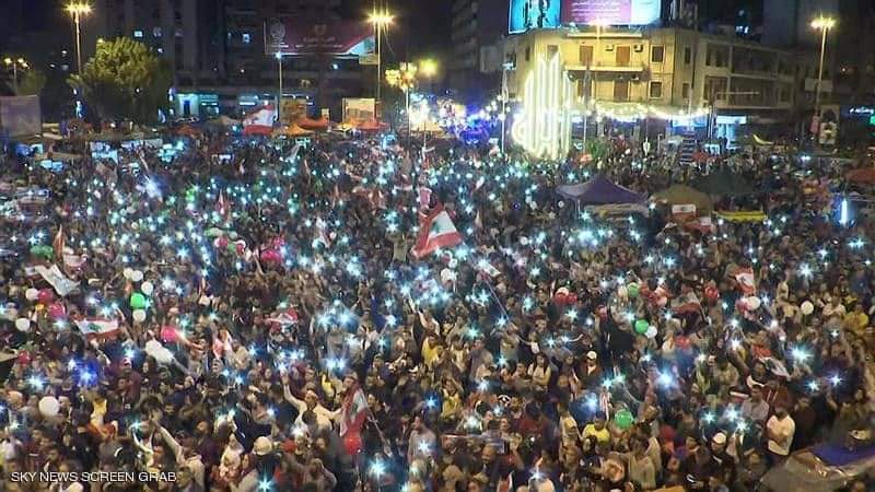 الأجواء الاحتفالية تخيم على المتظاهرين في ساحات الاعتصام
