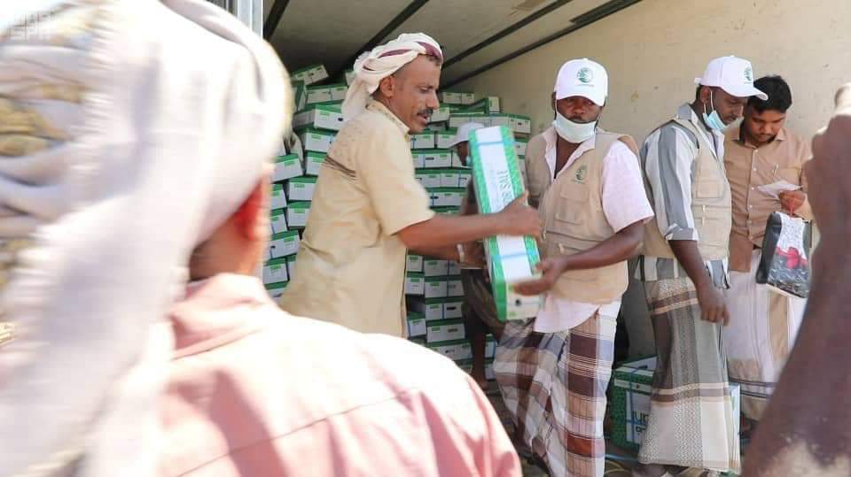 مركز الملك سلمان للإغاثة يوزع سلال غذائية بجيبوتي.. ويدشن مشروع توزيع اللحوم ويقدم معونات طبية في اليمن