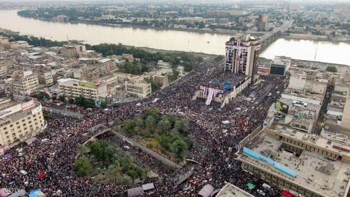 آلاف العراقيين يحتشدون يوميا في ساحة التحرير وسط بغداد