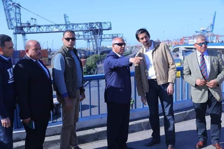 كامل الوزير يتفقد ميناء الأسكندرية لمتابعة معدلات تنفيذ عدد من المشروعات الهامة بالميناء