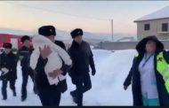 إنتشال طفل رضيع من تحت حطام طائرة كازخستان المنكوبة