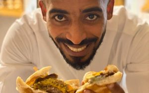 الشيف سلطان الفيصل: استعد للمشاركة في أكبر مسابقة للأكل بشرم الشيخ